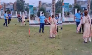 মেয়েকে উত্ত্যক্ত করায় বখাটেকে পেটালেন মা