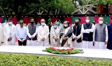 বঙ্গবন্ধুর কবর জিয়ারত করলেন প্রধানমন্ত্রী