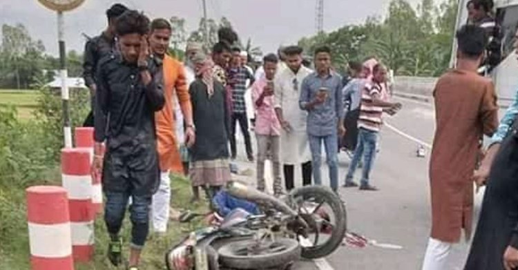 মোটরসাইকেলে ঘুরতে বেরিয়ে পিকআপ চাপায় প্রাণ গেল দুই বন্ধুর