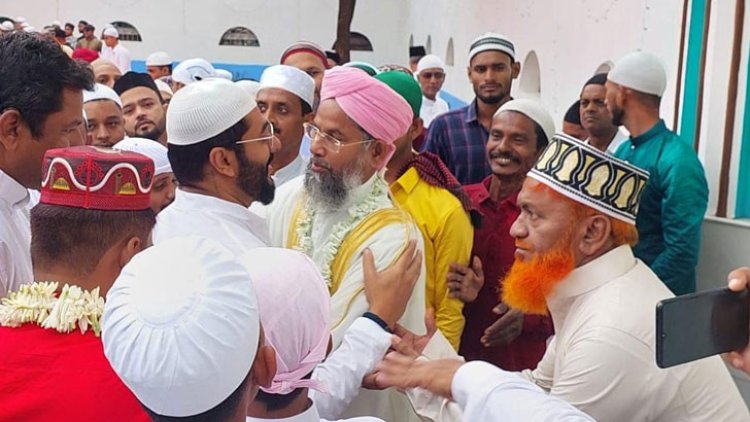 মসজিদে টুপি মাথায় ভারতের চলচ্চিত্র নির্মাতা রাজ চক্রবর্তী, ছবি ভাইরাল