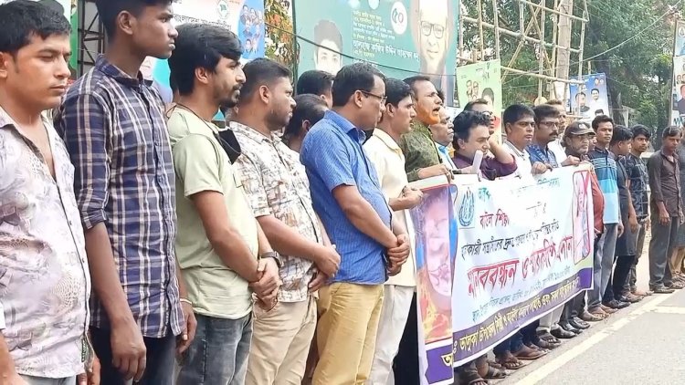 সঙ্গীত শিল্পী মনিমালাকে কুপিয়ে আহত করার প্রতিবাদে ভালুকায় সাংস্কৃতিক কর্মীদের মানববন্ধন,স্মারকলিপি প্রদান