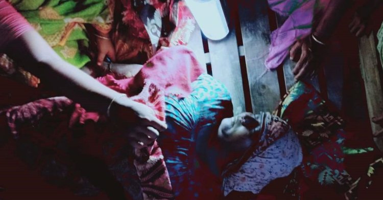 বাড়ি ফিরে দেখেন, মাটিতে পড়ে আছে মায়ের নিথর দেহ