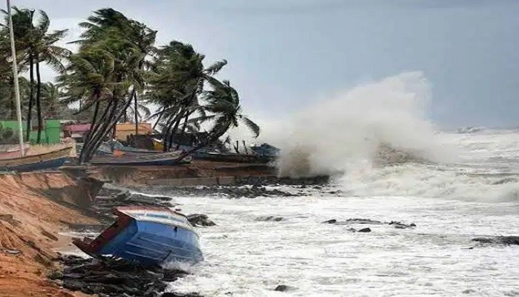 অন্ধ্র প্রদেশে আঘাত হেনেছে ‘অশনি’