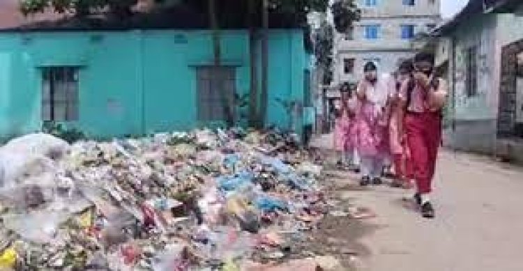 বিদ্যালয়ের পাশে ময়লার ভাগাড়, নাক চেপে যাতায়াত