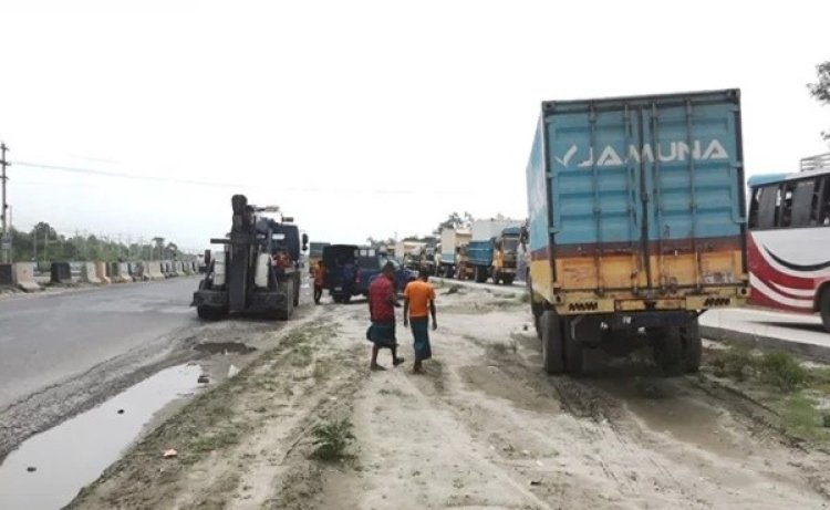 সিরাজগঞ্জে ট্রাকচাপায় শিশুসহ নিহত ২