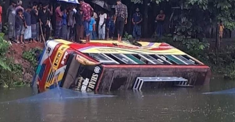 নিয়ন্ত্রণ হারিয়ে পুকুরে বাস, প্রাণ গেল ব্যবসায়ীর