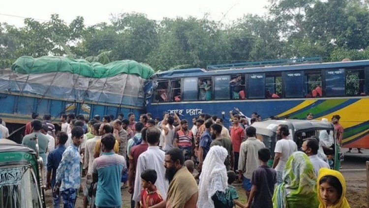 নেত্রকোনায় বাস-ট্রাক সংঘর্ষে নিহত ২