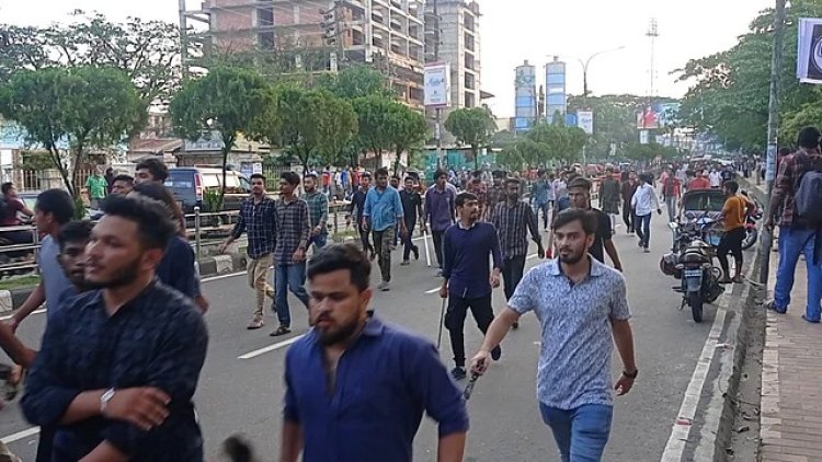 ছাত্রলীগ-ছাত্রদলের পাল্টাপাল্টি ধাওয়া : পাইপ-রড নিয়ে মহড়ায় ছাত্রলীগ