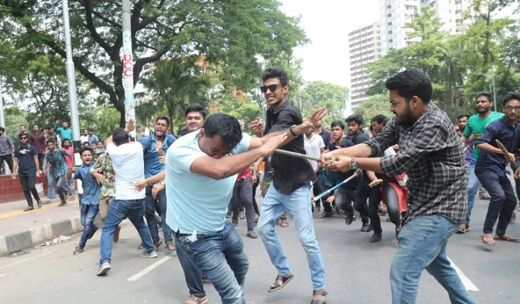 ছাত্রদলের ওপর চাপাতি, হকিস্টিক, রড নিয়ে ছাত্রলীগের বর্বর হামলা, আহত শতাধিক