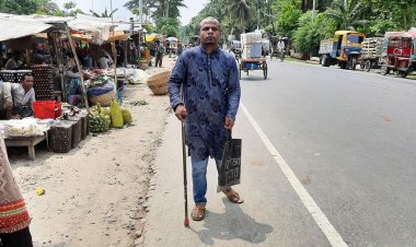 ‘ঘরে এক মুঠো চাল নেই, মেয়ে শুকনো রুটি খেয়ে স্কুলে গেছে’