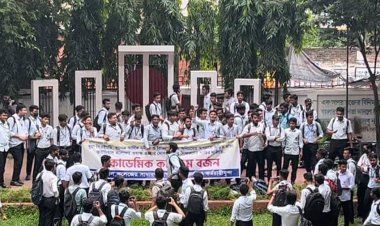 ধানমন্ডি আইডিয়ালে শিক্ষক-শিক্ষার্থীদের বিক্ষোভ, ক্লাস বর্জন 