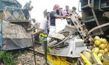 নরসিংদীতে পিকআপে ট্রেনের ধাক্কায় নিহত ৩