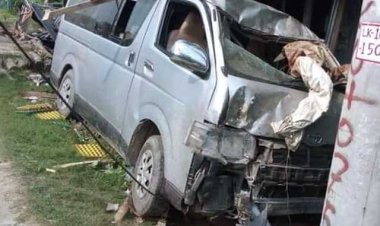 কুমিল্লায় নিয়ন্ত্রণ হারিয়ে মাইক্রোবাস চায়ের দোকানে নিহত ২