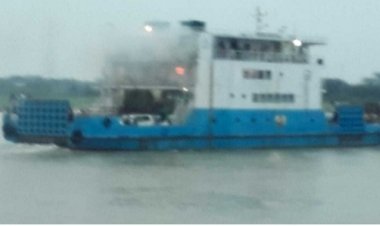 পদ্মায় চলন্ত ফেরিতে আগুন