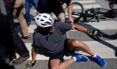 সাইকেল থেকে পড়ে গেলেন বাইডেন