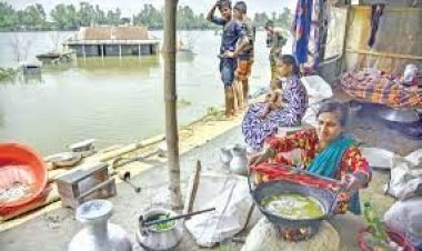 ঘরে পানি, একবেলা খেয়ে দিন পার করছেন তিস্তাপাড়ের মানুষ