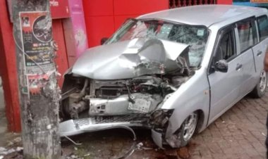 বৈদ্যুতিক পিলারে মাইক্রোবাসের ধাক্কা, শিশুসহ নিহত ৩