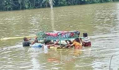 চারদিকে পানি, ভেলায় মরদেহ নিয়ে পাশের গ্রামে দাফন