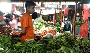 কাঁচা বাজারে বন্যার প্রভাব: রেড়েছে আলু-পেঁয়াজের দাম