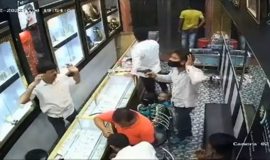  স্বর্ণের দোকানে ডাকাতির পর মালিককে খুন, ভিডিও ভাইরাল