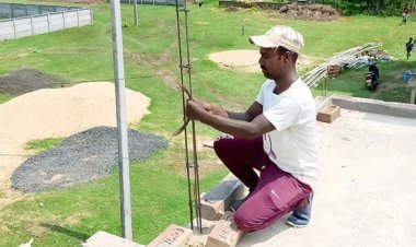  এমএ পাস করে বিশ্বজিৎ এখন রাজমিস্ত্রি   