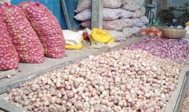 হিলিতে পেঁয়াজের দাম কেজিতে বেড়েছে ১০ টাকা
