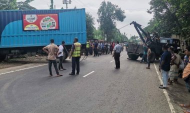 নিয়ন্ত্রণহীন কাভার্ডভ্যানের চাপায় নিহত ৫