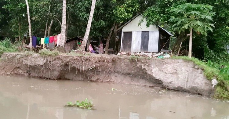 মনে শুধু ভয়, কখন যেন তলিয়ে যাই’
