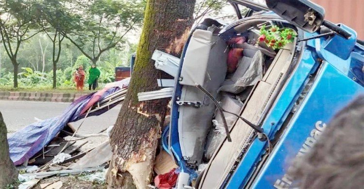 গাছে নিয়ন্ত্রণহীন পিকআপ ভ্যানের ধাক্কায় নিহত ২