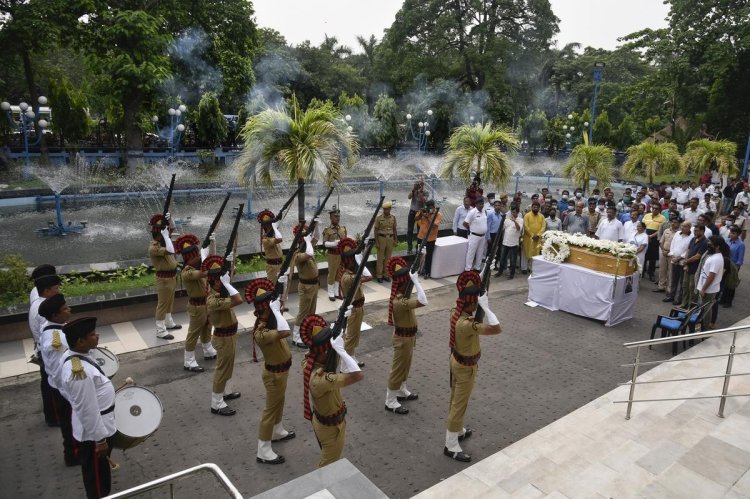 ‘আলবিদা’ কেকে, শেষ শ্রদ্ধায় অশ্রুসিক্ত তারকারা