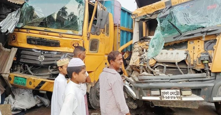 দাঁড়িয়ে থাকা ট্রাকে ধাক্কা, প্রাণ গেল হেলপারের