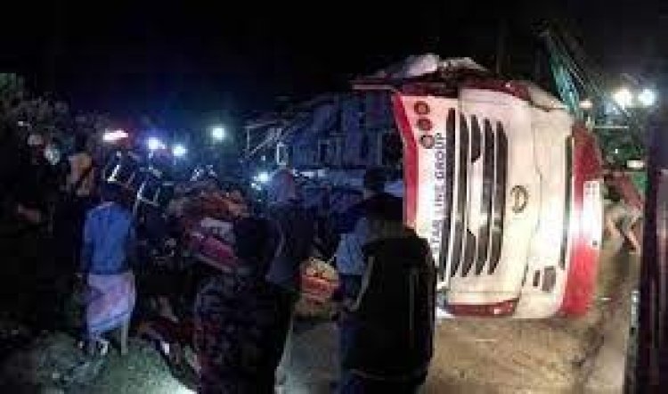 ভারতে বাস উল্টে খাদে পড়ে নিহত ২৫ জন