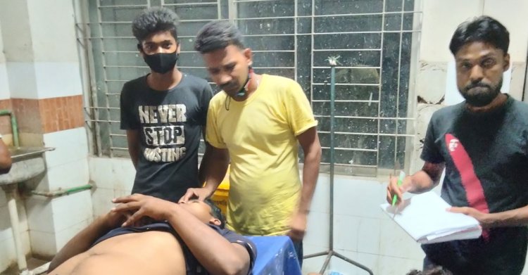 দুর্ঘটনায় আহত দুই তরুণের শরীর থেকে ৮১ বোতল ফেনসিডিল উদ্ধার