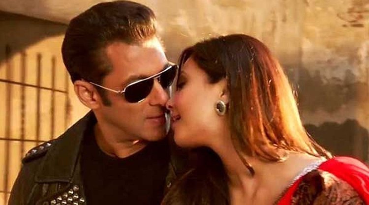 নায়িকার ঠোঁটে সেলোটেপ, চুমু খেতে রাজি নন সালমান তাই!