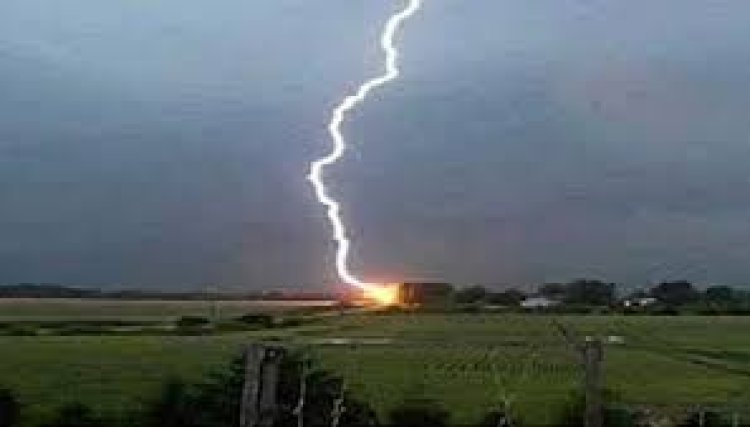 ফুটবল খেলার সময় বজ্রপাতে ৩ কিশোরের মৃত্যু