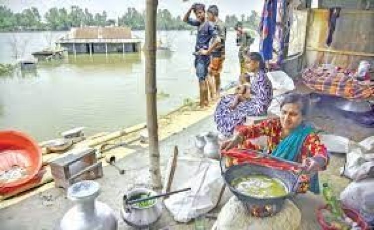 ঘরে পানি, একবেলা খেয়ে দিন পার করছেন তিস্তাপাড়ের মানুষ