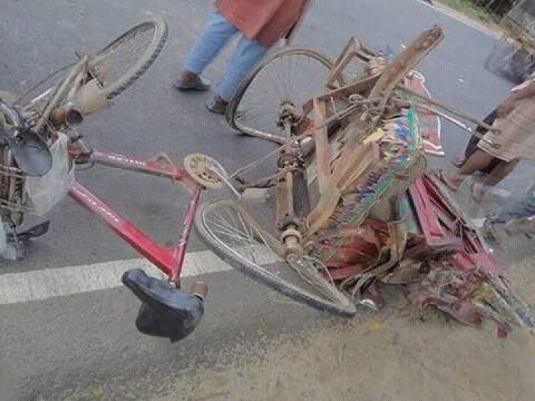 দুই বাসের পাল্লায় পড়ে প্রাণ গেল রিকশাচালকের