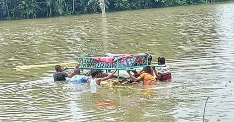 চারদিকে পানি, ভেলায় মরদেহ নিয়ে পাশের গ্রামে দাফন