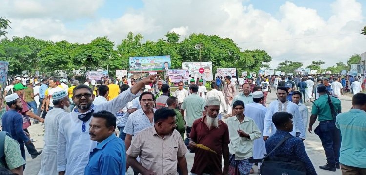 লোকে লোকারণ্য পদ্মাপাড়