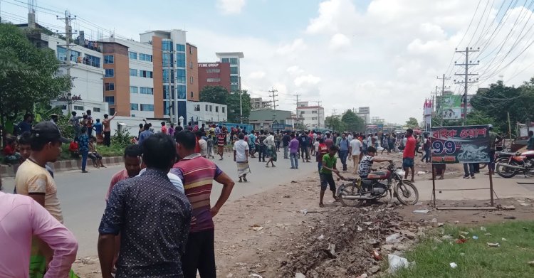মহাসড়ক অবরোধ করে রিকশাচালকদের বিক্ষোভ
