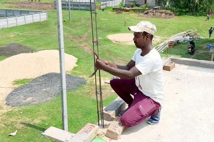 এমএ পাস করে বিশ্বজিৎ এখন রাজমিস্ত্রি