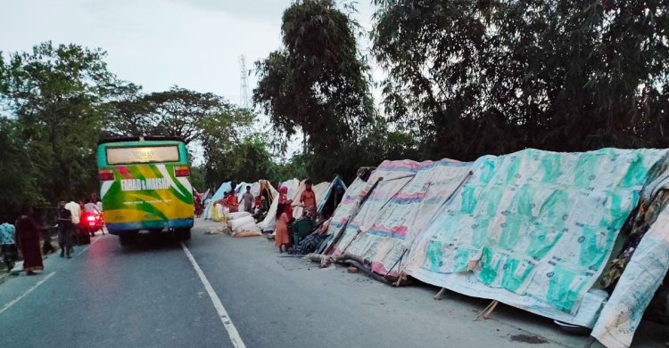 ১২ দিন ধরে মহাসড়কে শতাধিক পরিবারের বসবাস, রাত কাটছে ভয়-আতঙ্কে