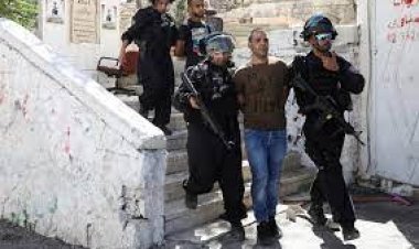  মা-বাবাকে ধরে নিয়ে গেছে ইসরায়েলি পুলিশ, ক্রমাগত কাঁদছে ২ শিশু