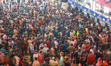 আজও টিকিট না পেয়ে লাইনেই রয়ে গেলেন কয়েক শ নারী-পুরুষ