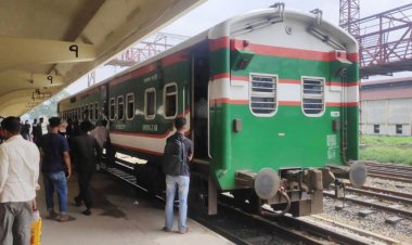 একতা এক্সপ্রেস একটি বগি রেখেই স্টেশন ছেড়ে চলে গেলো, বিপাকে যাত্রীরা