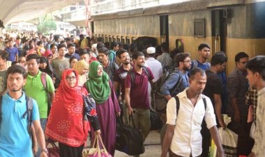 ঘরমুখো মানুষের  স্রোত মহাসড়কে