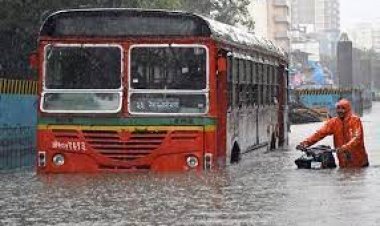 ভারি বর্ষণে মুম্বইয়ে বন্যা, রেড এলার্ট জারি