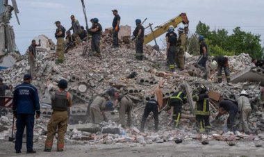 ২৪ ঘণ্টায় ৩৪ বার বিমান হামলা ইউক্রেনে,নিহত ১৫