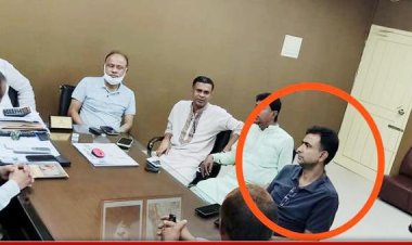 উপজেলা চেয়ারম্যানের কক্ষে বসে চা খেলেন ‘পলাতক’ ইউপি চেয়ারম্যান