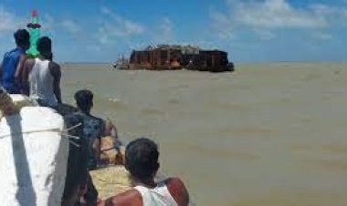 চরফ্যাশনে ভেসে এলো পাথরবোঝাই বিদেশি জাহাজের বার্জ